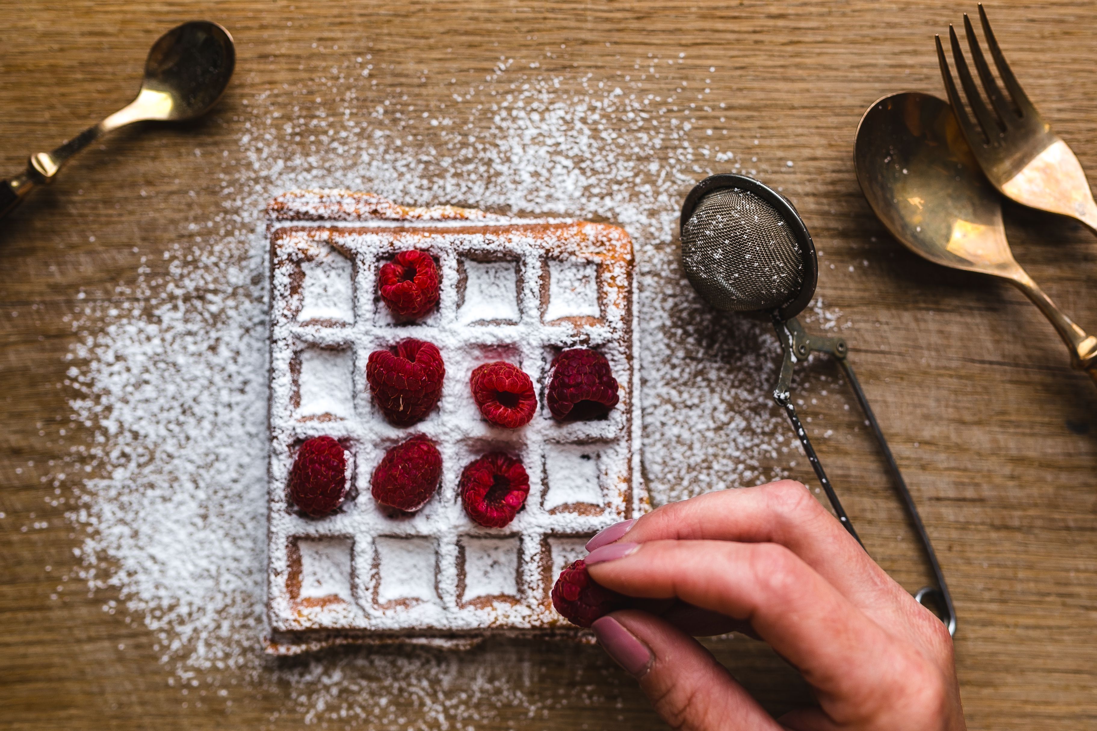kaboompics_Breakfast waffles with fresh raspberries (1)