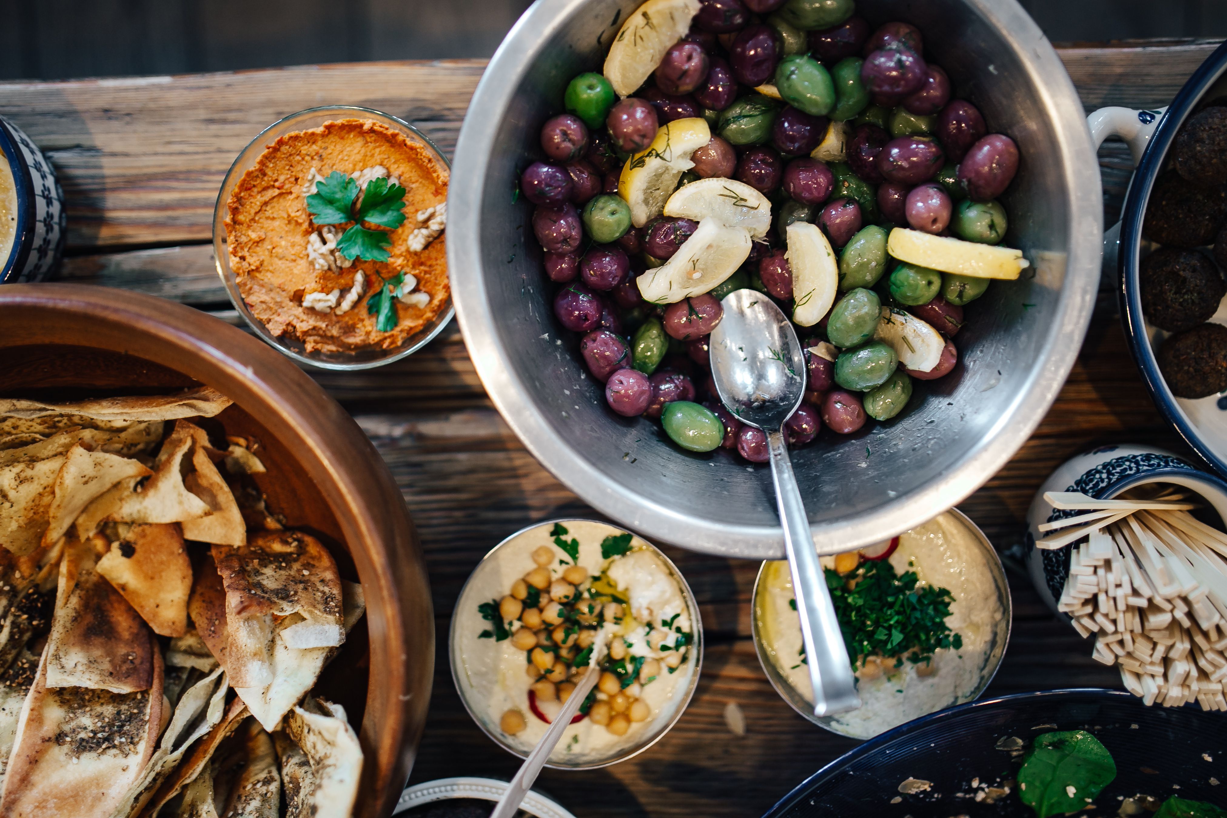 kaboompics_Olives, hummus